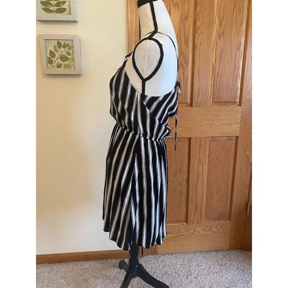 Forever 21 Women's Black & White Striped Mini Dress M Sleeveless Fit & Flare - Picture 4 of 8